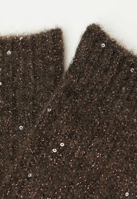 Brun strikstof med en blød tekstur, prydet med metallisk pink tråd og spredte sølvfarvede perler for ekstra detalje. Kanterne er færdiggjorte pænt.