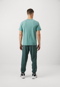 Nike Performance FORM PANT - Joggebukse - vintage green/black/silver