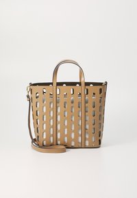 Lichtbruin leren handtas met dubbele handvatten, schouderriem en metalen accenten. Heeft rechthoekige uitsparingen en een gestructureerde vorm.