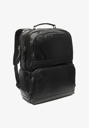 Zwarte leren rugzak met meerdere ritscompartimenten, een gevoerd handvat en verstelbare schouderbanden. Gladde textuur met een minimalistisch ontwerp.