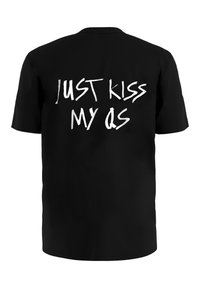 Zwarte t-shirt met grote witte tekst op de rug die zegt "GEWOON KUS MIJ IN DE REET" in een vet, graffiti-achtig lettertype. Korte mouwen en ronde hals.