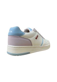 Zapatilla blanca con detalles en azul y rosa pastel, paneles de malla texturizada y un logotipo de la marca. Cuenta con una suela de goma plana y cierre de cordones.
