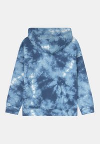 Blauwe tie-dye hoodie met een zachte katoenmix, lange mouwen, een voorzak en een verstelbare capuchon met trekkoord. Gestructureerde wolkachtige patronen.