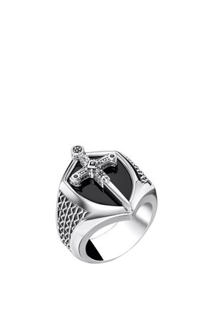 Silberner Ring mit schwarzer Emaillefläche, die ein detailliertes Schwertkreuz-Design und strukturierte geometrische Muster an den Ringseiten zeigt.