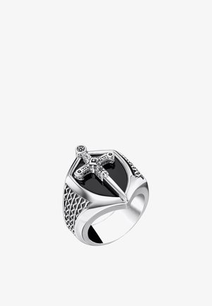 Silberner Ring mit schwarzer Emaillefläche, die ein detailliertes Schwertkreuz-Design und strukturierte geometrische Muster an den Ringseiten zeigt.