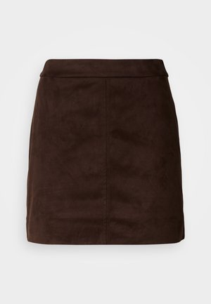 Bruine suede mini-jurk met een gladde textuur, aansluitende taille en verticale naaddetails. Minimalistisch ontwerp zonder extra versieringen.