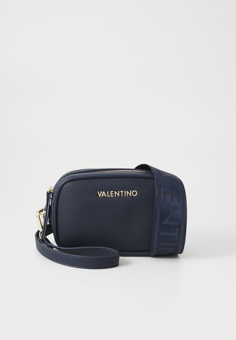Bolsa de ombro cruzada em couro texturizado azul-marinho com o logótipo dourado "VALENTINO", fecho de dupla zip e uma alça correspondente com padrão de logótipos.