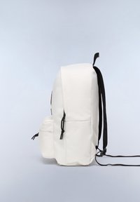 Zaino bianco con una superficie in tessuto liscio, spallacci neri, tasca frontale e chiusure a coulisse. Presenta un design semplice e funzionale.