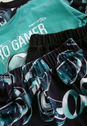 Divdaļīgs apģērba komplekts, kas sastāv no tirkīza krāsas t-krekla ar "GAMER" grafiku un melniem šortiem ar austiņu motīvu. Gluda kokvilnas auduma materiāls.