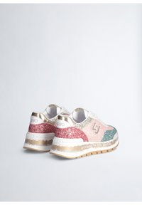 Sneaker glitterati che presentano una combinazione di colori rosa, oro e verde, con una texture lucida e suola bianca. Dettaglio del logo sul lato.