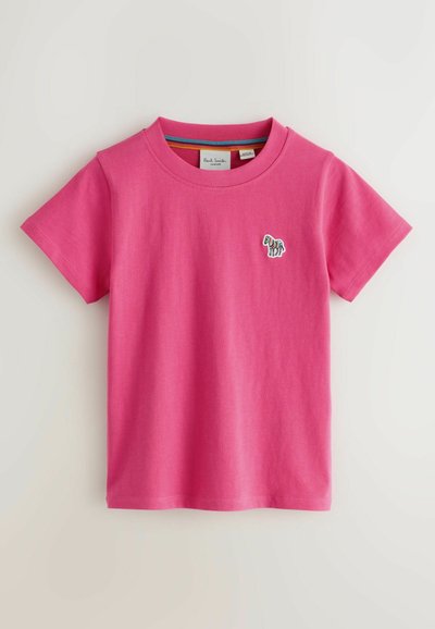 Maglietta a maniche corte di colore rosa acceso con scollo tondo e piccola toppa colorata a forma di zebra sul petto a sinistra.