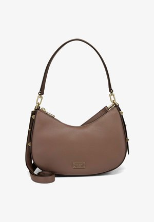 Bruine leren schoudertas met een gebogen vorm, gouden hardware en een onderscheidend logo plaatje; voorzien van een afneembare strap en subtiele studaccenten.