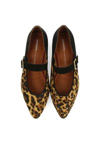Bailarinas de estampado de leopardo con punta afilada, detalles en ante negro, una correa con un hebilla de metal y una plantilla de cuero marrón suave.