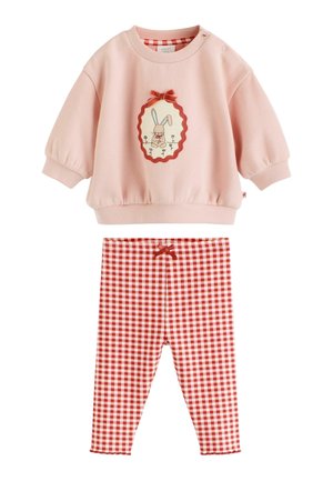 Pinkes Baby-Langarmshirt mit Hasenillustration und roter Schleife, kombiniert mit rot-weiß karierten Hosen mit einer kleinen roten Schleife in der Taille.