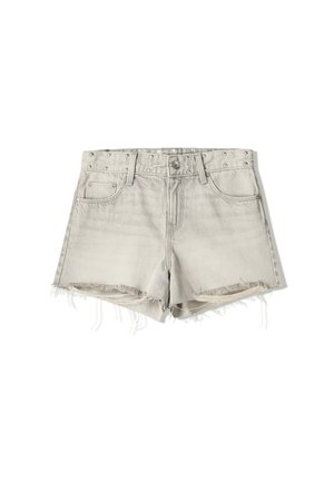 Shorts in denim grigio con orlo strappato, caratterizzati da borchie metalliche lungo la vita e il classico design a cinque tasche.