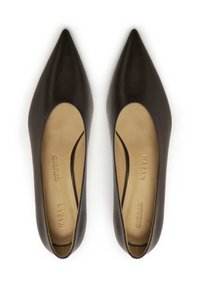 Ballerine nere in pelle con punta a punta, con lati a taglio e suole beige, caratterizzate da una texture liscia e un design minimalista.