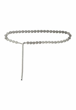 Cinturón plateado con dijes redondos similares a monedas enlazados por cadenas y un cierre colgante ajustable sobre un fondo blanco.