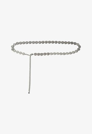 Cinturón plateado con dijes redondos similares a monedas enlazados por cadenas y un cierre colgante ajustable sobre un fondo blanco.