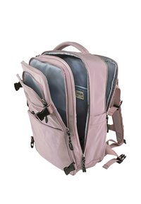 Mochila de nylon rosa con múltiples compartimentos, aberturas con cremallera, correas de malla y una superficie lisa y texturizada. El interior es gris.