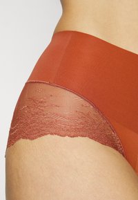 Spanx SPANXSUPERSMOOTH™ UNDIE-TECTABLE® LACE HI-HIPSTER - Calças - bronzer