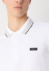 Calvin Klein MULTI TIPPING  - Polosärk - bright white/london fog