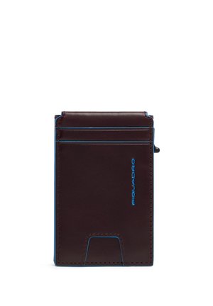 Schlanker dunkelbrauner Lederkartenhalter mit blauem Rand, mehreren Kartenfächern und einem kleinen Zuglascher an der Seite für einfachen Zugriff.