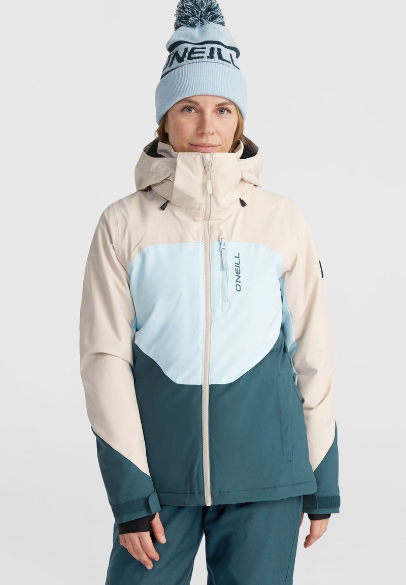 Veste de snowboard color-block en beige clair, bleu clair et turquoise, dotée d'une poche zippée, d'une capuche et de poignets élastiques. Assortie à un bonnet bleu.