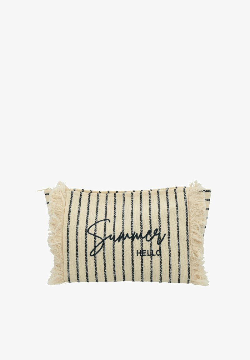 Pochette en tissu beige avec des rayures verticales noires, des bords frangés et un texte brodé "Summer Hello" en lettres cursives et majuscules.