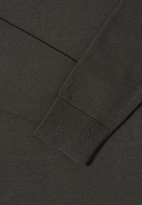 Ciemnozielony dziergany sweter z prążkowanym mankietem, gładką fakturą i prostym designem bez wyraźnych wzorów ani ozdób.