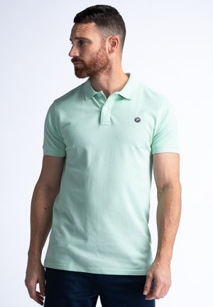 Mintgroene polo van zachte katoen, met een drieknoopsluiting en een klein logo op de linkerkant van de borst. Klassieke kraagontwerp.