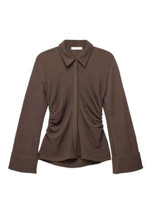 Brązowa, teksturowana bluzka z długim rękawem, z ostrym kołnierzykiem, marszczeniem w talii, zapinana na guziki z przodu i szerokimi mankietami.