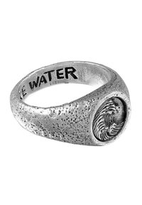 Anello in argento con superficie texturizzata, caratterizzato da un design a onda su un accento circolare. Inciso con "BE WATER" all'interno della fascia.