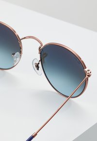 ROUND UNISEX - Sunglasses - blue gradient brown