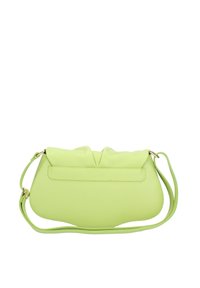 Limoengroene clutch bag met een textuur in leerafwerking. Voorzien van een gerimpelde bovenkant en een lange, verstelbare strap. Bevat een achterzak.