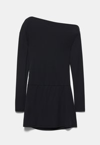 Črna obleka z dolgimi rokavi, asimetričnim izrezom in oprijetim pasom, prikazana na enemrnem svetlem ozadju.