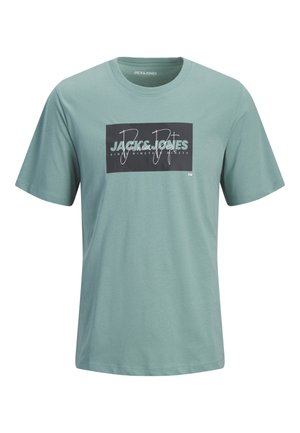 Hellgrünes kurzärmeliges T-Shirt mit rundem Ausschnitt und schwarzem rechteckigem Aufnäher, der das "Jack & Jones"-Logo und stilisierten weißen Text zeigt.