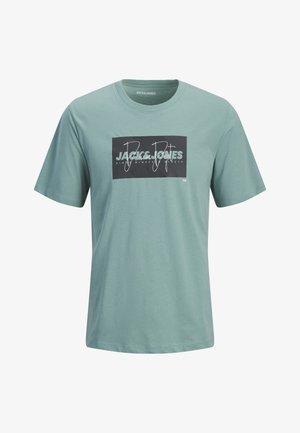 Φωτεινό πράσινο κοντομάνικο μπλουζάκι με στρογγυλή λαιμόκοψη και μαύρο ορθογώνιο πλαίσιο με το λογότυπο «Jack & Jones» και στυλιζαρισμένο λευκό κείμενο.