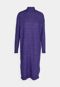 Lila stickad klänning med hög halsringning, långa ärmar och en avslappnad passform. Har en något rundad fåll och en mjuk textur.
