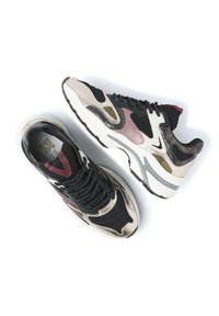 Baskets avec un dessus en maille noire, des accents beiges et bordeaux, des superpositions texturées et une semelle blanche chunky avec un relief noir.