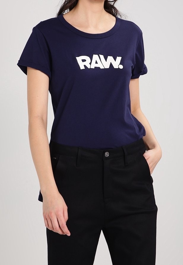 Námořnická modrá bavlněná trička s kulatým výstřihem a krátkými ohrnutými rukávy, na přední straně s výrazným bílým logem "RAW.".