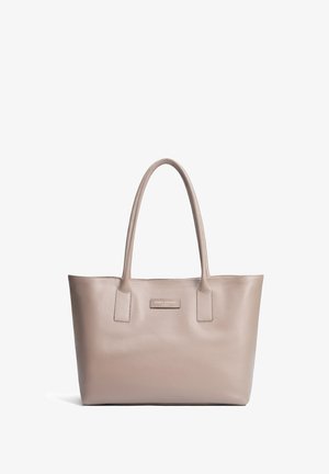 Beige leren shopper met een gladde textuur, twee lange handvaten en een rechthoekige vorm. Heeft een subtiel merklogo aan de voorkant.