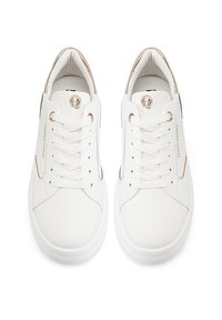 Sneakers bianchi in pelle con finitura liscia. Presentano dettagli dorati, punta rotonda e design con lacci. Logo sul lato. Suola piatta in gomma.