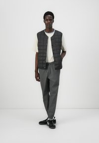 Only & Sons ONSGAVIN LIFE LIGHT QUILTED SNAP VEST - Weste - phantom