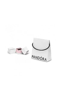 Borsa da shopping bianca con manico in corda nera e logo "PANDORA". Due scatole quadrate per gioielli: esterno bianco, interno rosa, una parzialmente aperta.