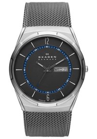 Titanium-Uhr mit schwarzem Zifferblatt, blauen Akzenten auf dem Zifferblatt, silbernen Stundenmarkierungen und einem Mesh-Armband. Verfügt über eine Datumsanzeige, die Mittwoch, den 25. anzeigt.
