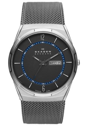 Titanium-Uhr mit schwarzem Zifferblatt, blauen Akzenten auf dem Zifferblatt, silbernen Stundenmarkierungen und einem Mesh-Armband. Verfügt über eine Datumsanzeige, die Mittwoch, den 25. anzeigt.