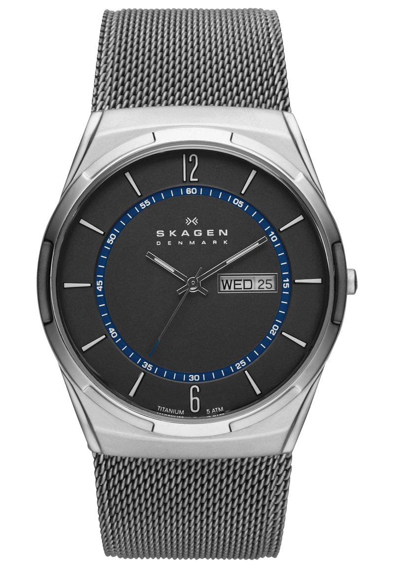 Titanium-Uhr mit schwarzem Zifferblatt, blauen Akzenten auf dem Zifferblatt, silbernen Stundenmarkierungen und einem Mesh-Armband. Verfügt über eine Datumsanzeige, die Mittwoch, den 25. anzeigt.