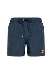 Pantaloni da bagno blu navy realizzati in materiale leggero. Presentano una vita elasticizzata con cordino e un logo arancione sul lato sinistro in basso.