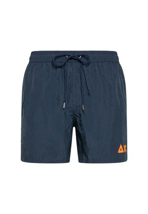 Pantaloni da bagno blu navy realizzati in materiale leggero. Presentano una vita elasticizzata con cordino e un logo arancione sul lato sinistro in basso.