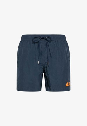 Pantaloni da bagno blu navy realizzati in materiale leggero. Presentano una vita elasticizzata con cordino e un logo arancione sul lato sinistro in basso.